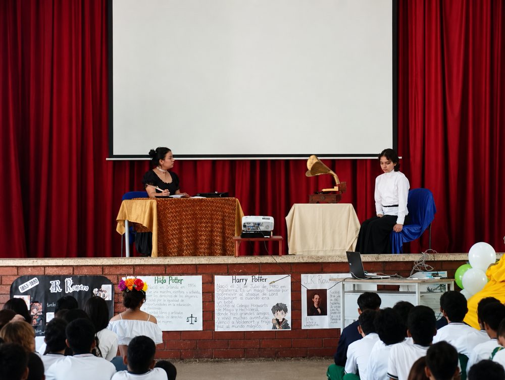 Muestra escénica de estudiantes en una institución educativa